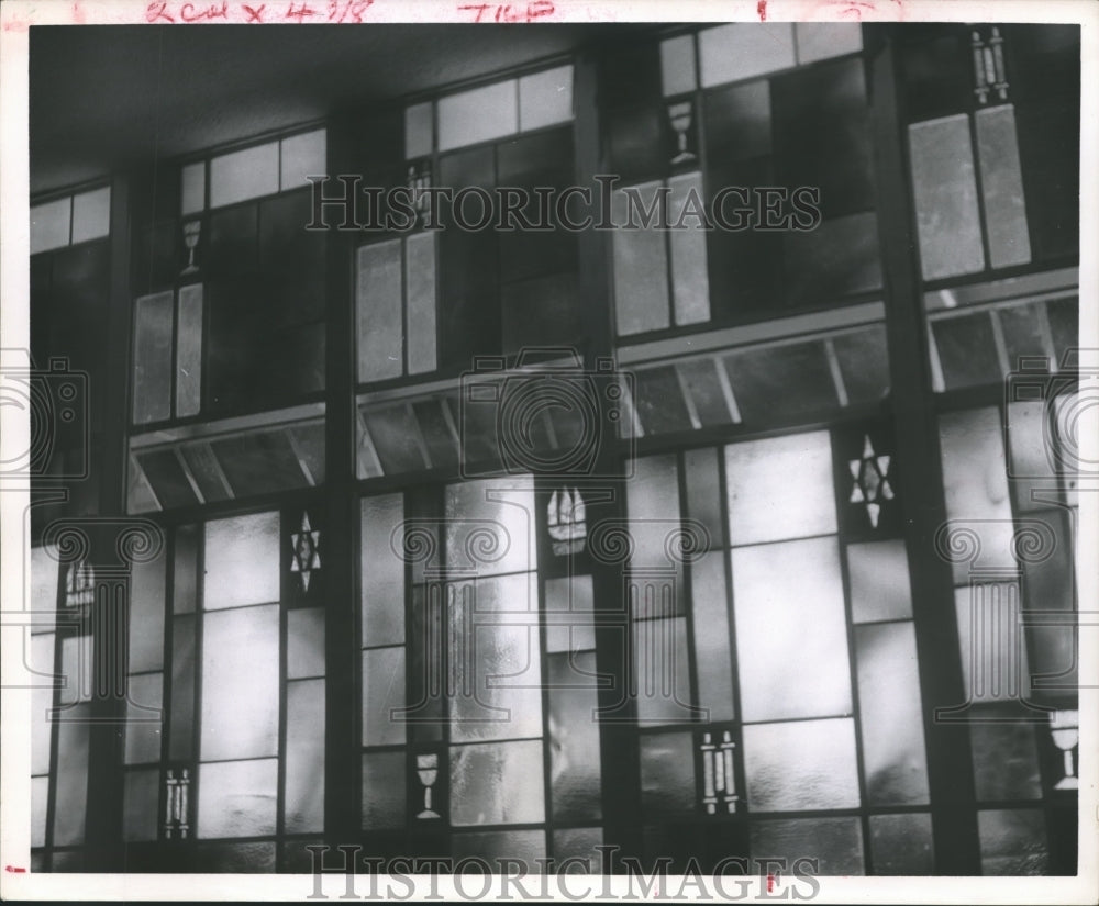 1962 Press Photo Glass panels with Jewish themes, Congregation Beth Yeshurun
