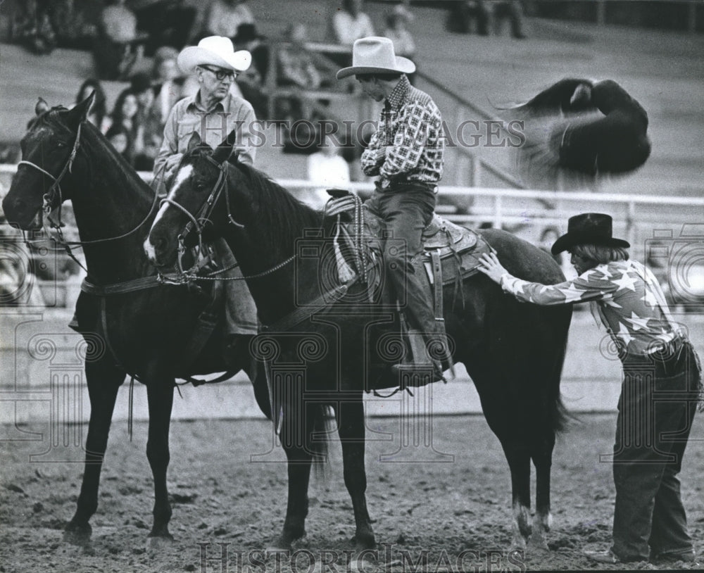 1974 Press Photo Rodeo Cowboys on Horses Unaware Of Buzzard - hca13274