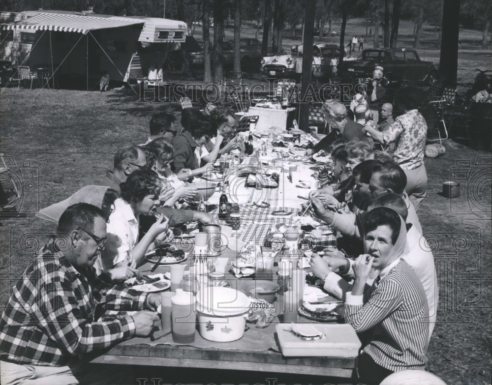 1966 Press Photo Space City Campers Club of Houston at Spring Creek Park.