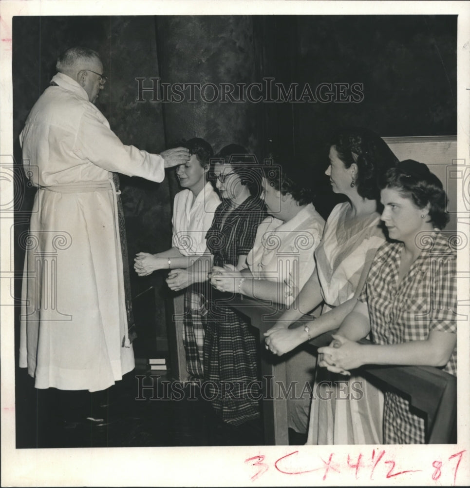 1959 Press Photo Priest Bestowing Ashes on Catholic Congregation in Houston.