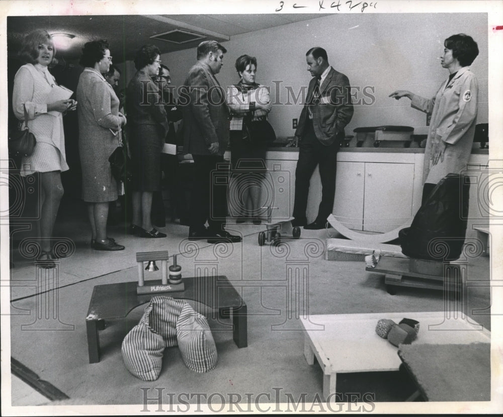 1970 Press Photo Visitors tour Houston Cerebral Palsy Treatment Center