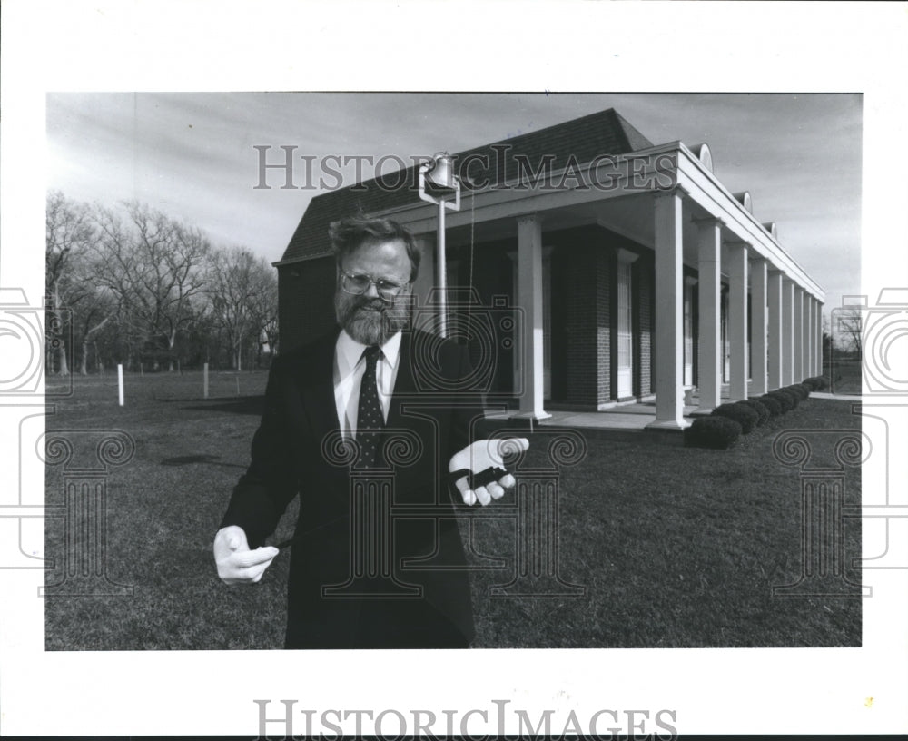 1990 Press Photo Ed Gearke Holds Musket Bayonet, Confederate Museum, Richmond TX- Historic Images