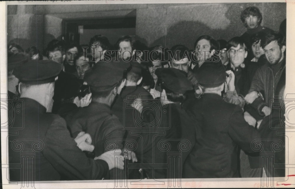 1968 Press Photo New York Policemen Remove Students at Columbia University.
