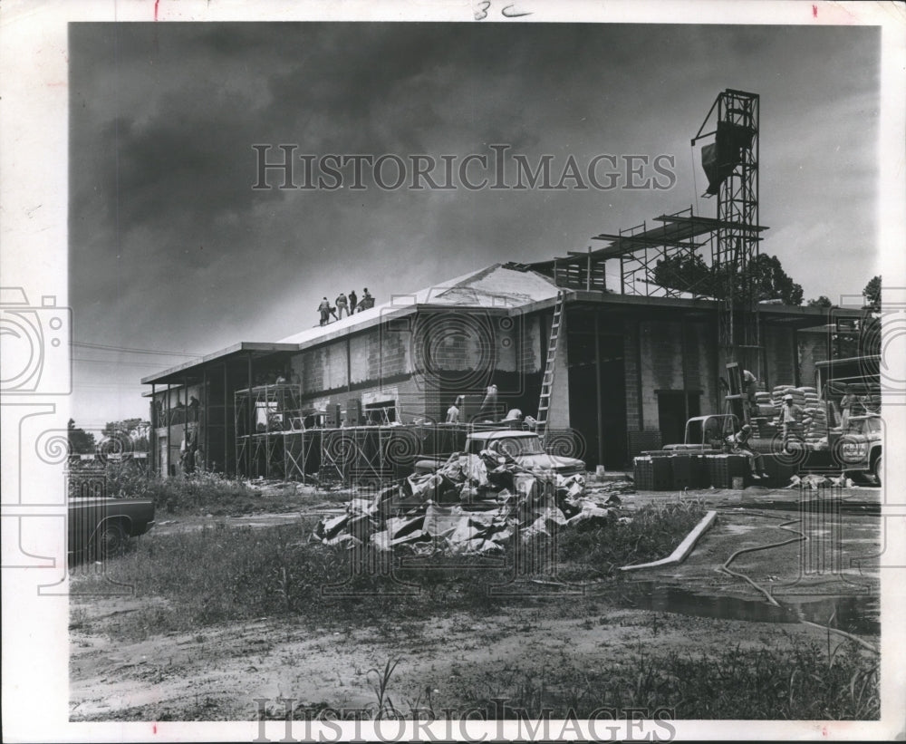 1968 Press Photo Workmen Finishing First National Bank Building in Cleveland, TX- Historic Images