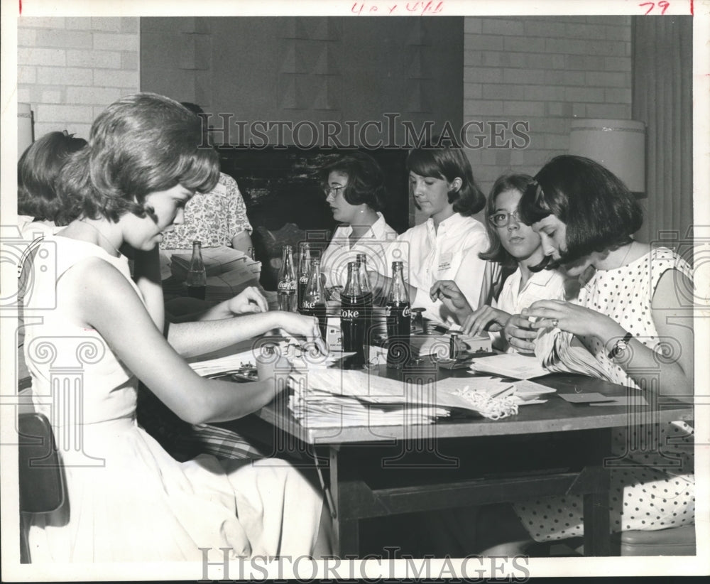 1965 Press Photo Teenagers volunteering at Church of Christ , Houston
