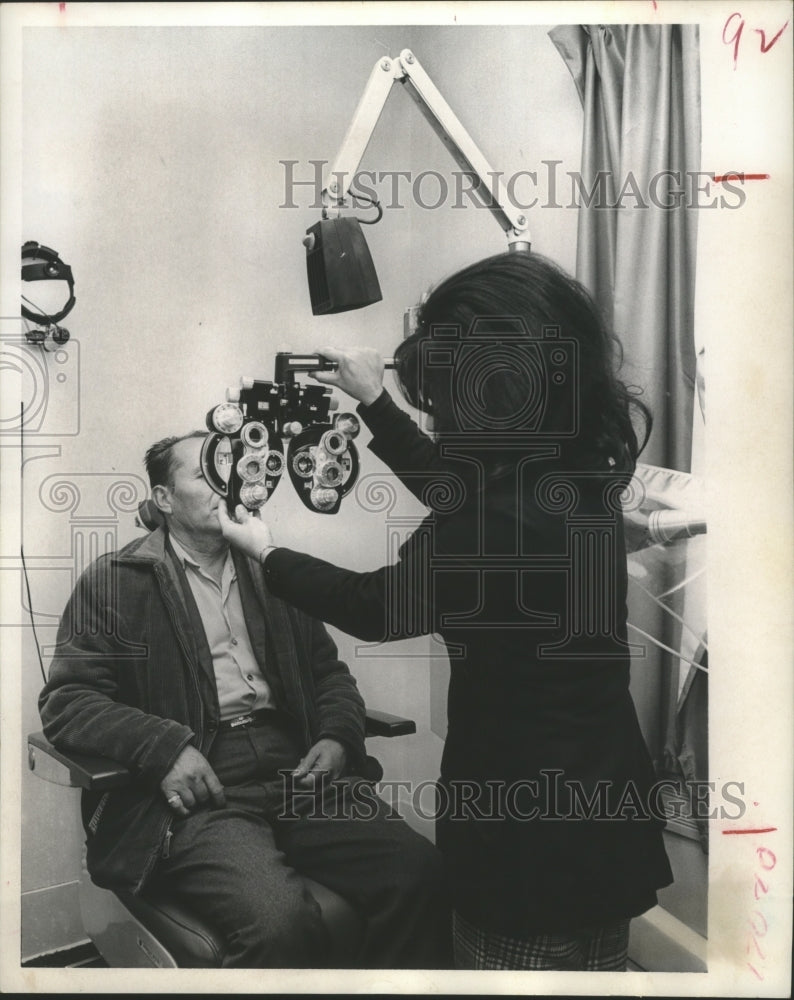 1972 Press Photo Patient Has Eye Examine in Vision Clinic at Cara De Amigos.