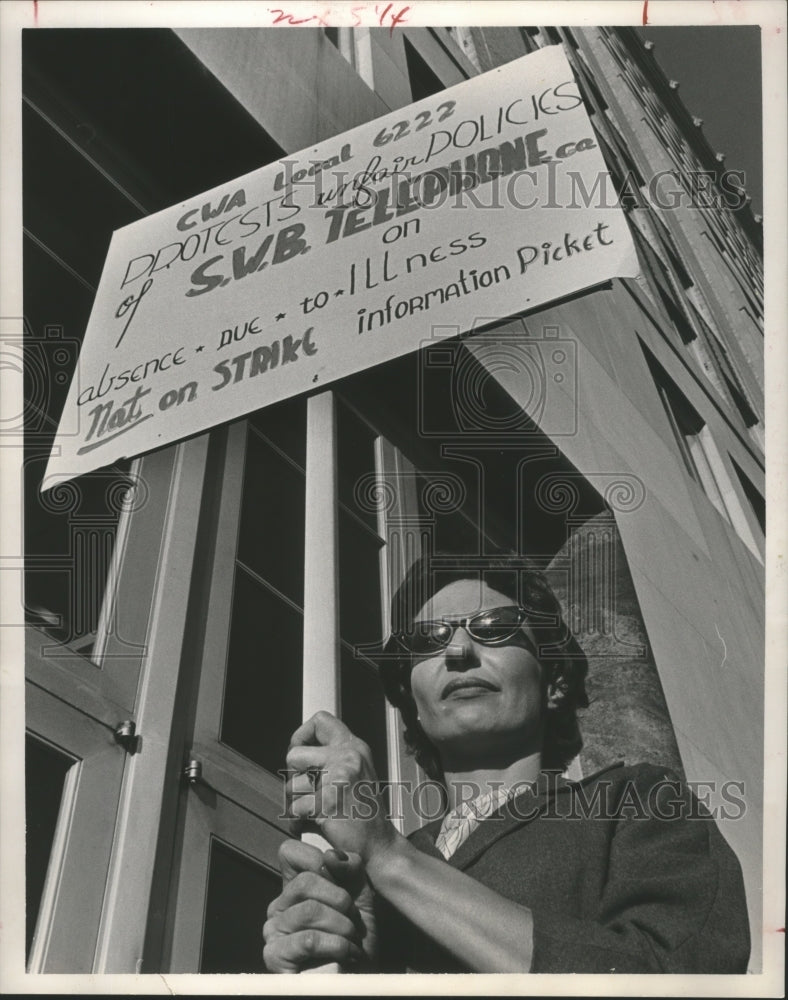 1963 Press Photo Billie Merrell pickets against Southwestern Bell Telephone Co- Historic Images