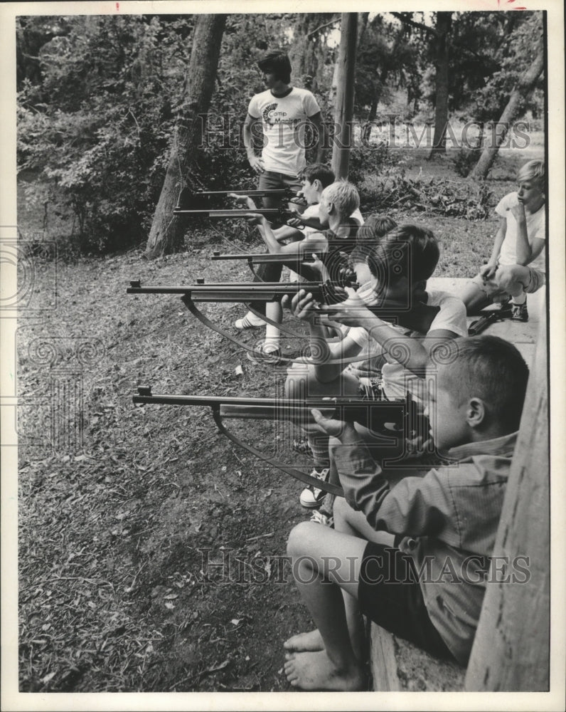 1972 Press Photo Kids Target Shooting With Orlando Garcia at Camp Manison, Texas