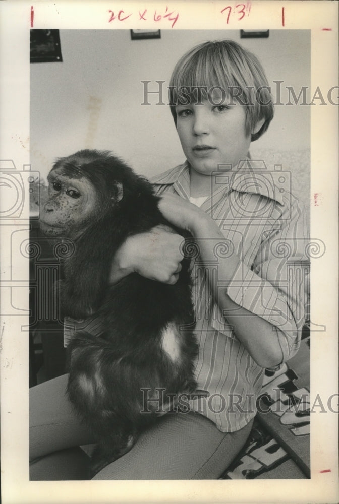 1975 Press Photo Dietmar Polasek Nurses "Grandpa" The Family's Pet Chimpanzee.