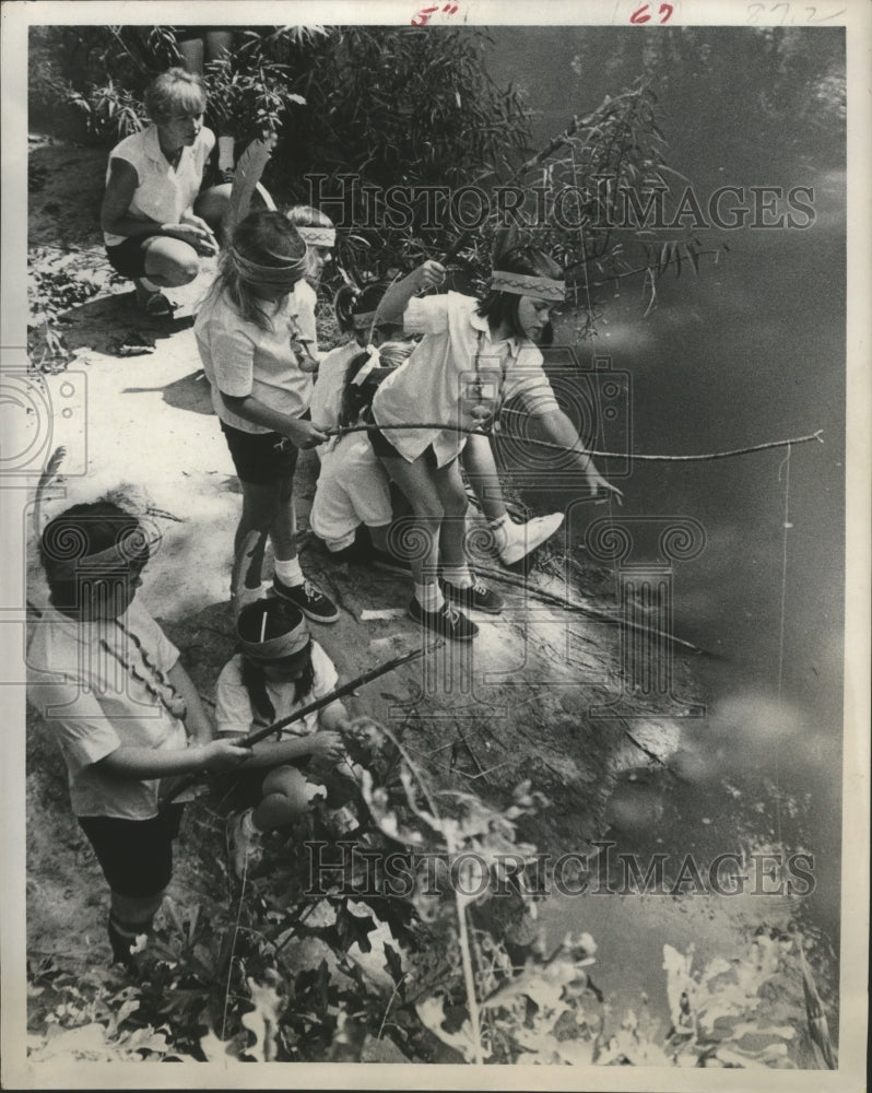 1969 Press Photo Beth Strake and Camp Fire Girls fishing in Houston - hca14144- Historic Images