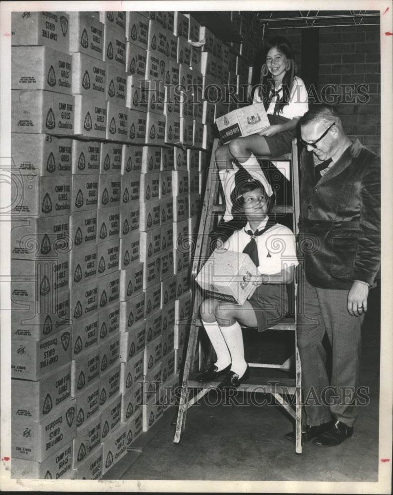 1970 Press Photo Houston Campfire Girls with wall of candy - hca14150
