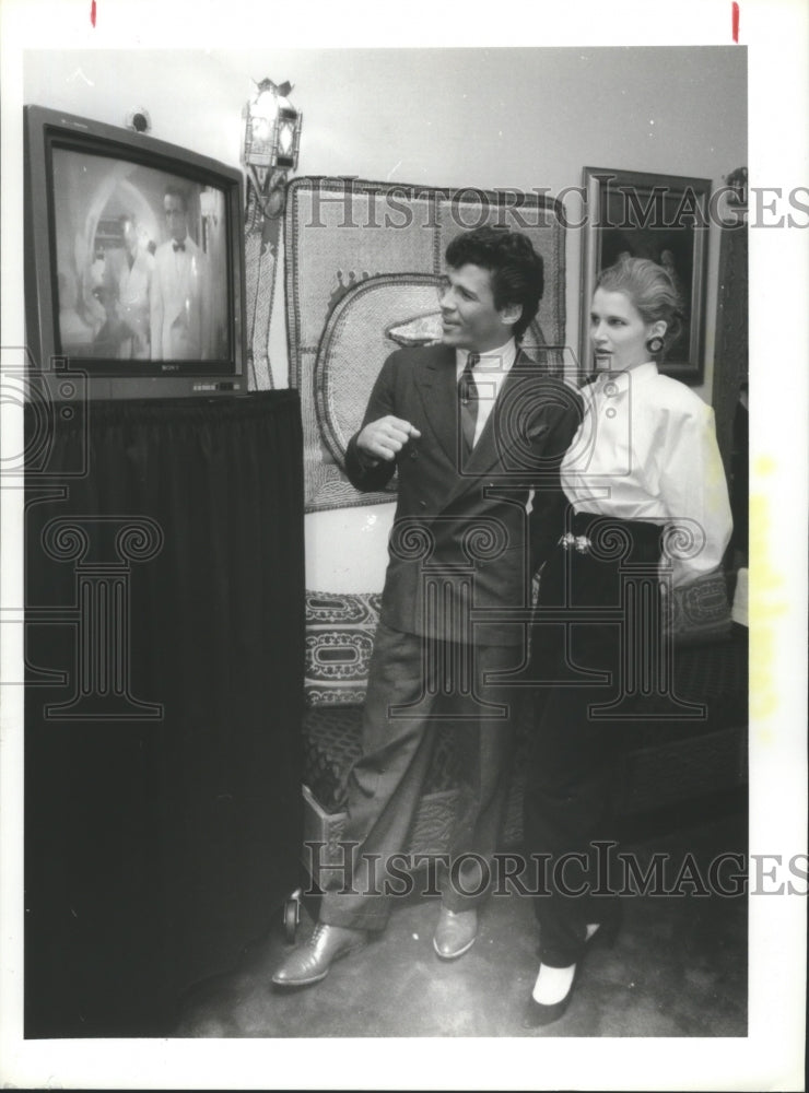 1988 Press Photo Richard Garcia and Cindy Brock watch Casablanca - hca14209- Historic Images