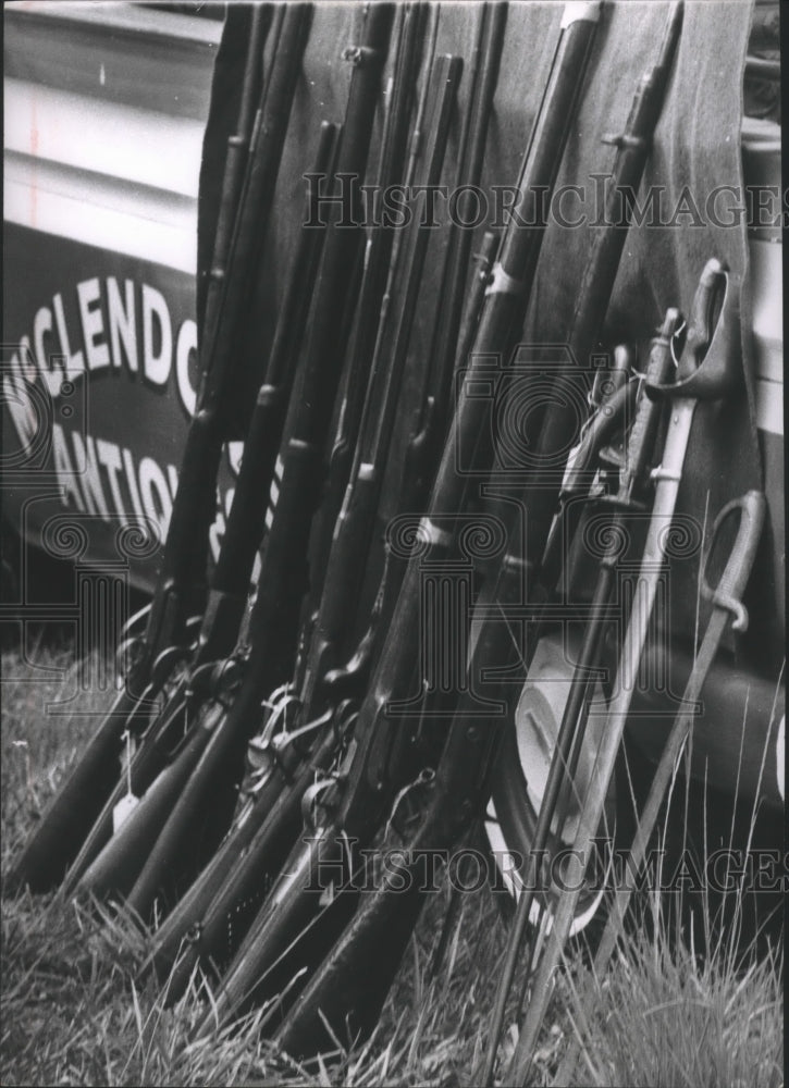 1963 Press Photo Antique Guns Sold in Cleveland, Texas. - hca14347