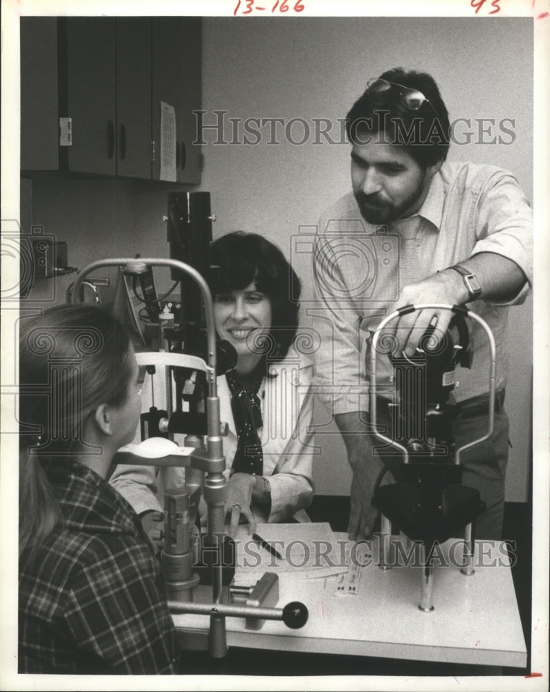 1983 Press Photo Dr. Marcus Piccolo and student Rhonda Renk talk contact lenses- Historic Images