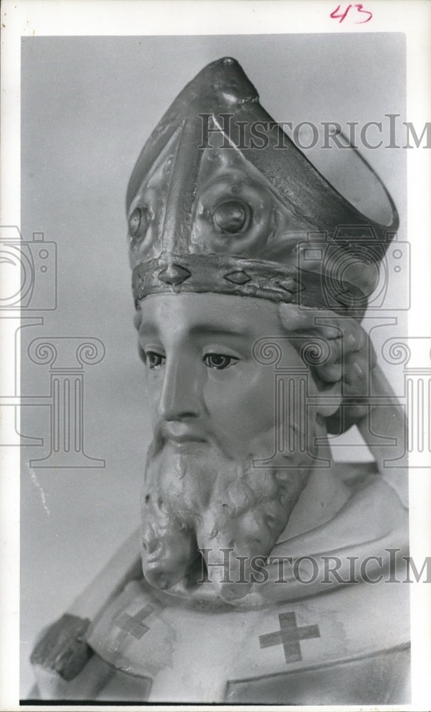 1975 Press Photo Porcelain St Nicholas Christmas Figurine. - hca14424
