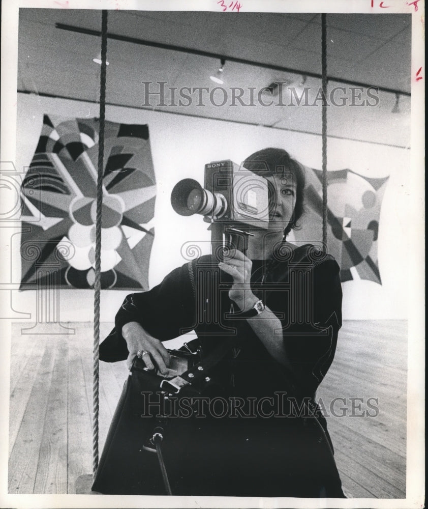 1972 Press Photo Shirley Wiley Demonstrates Camera Technique At Rice Art Center.