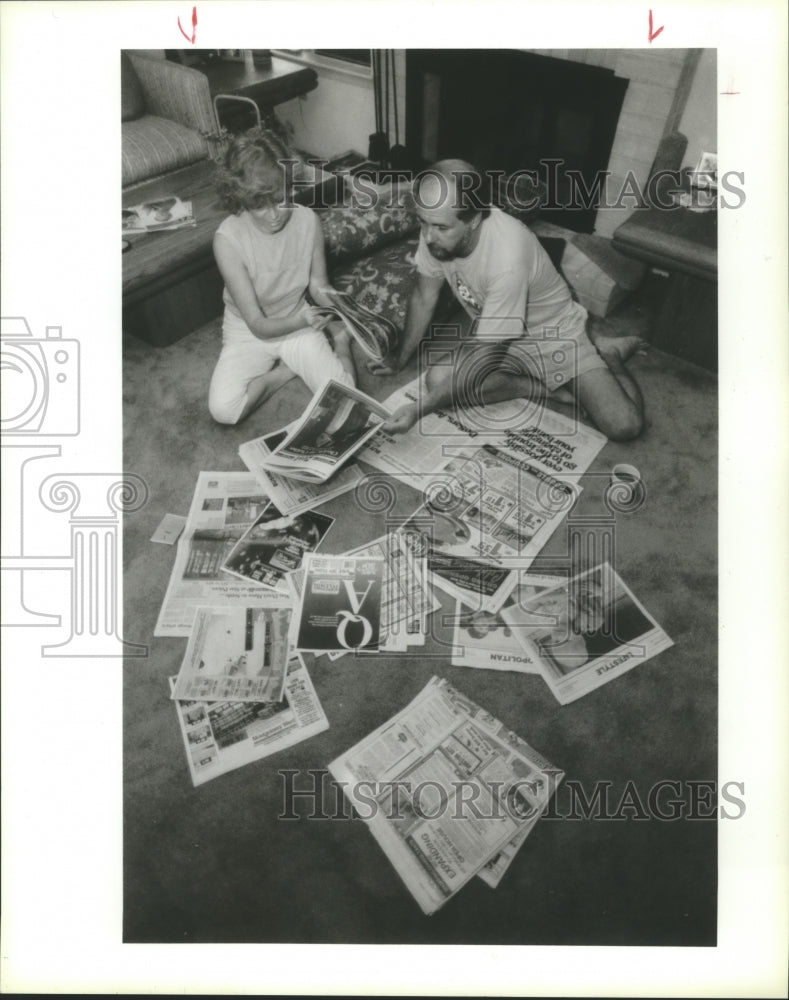 1989 Press Photo Wayne &amp; Marcia Cook Read Houston Newspapers Instead of Church- Historic Images