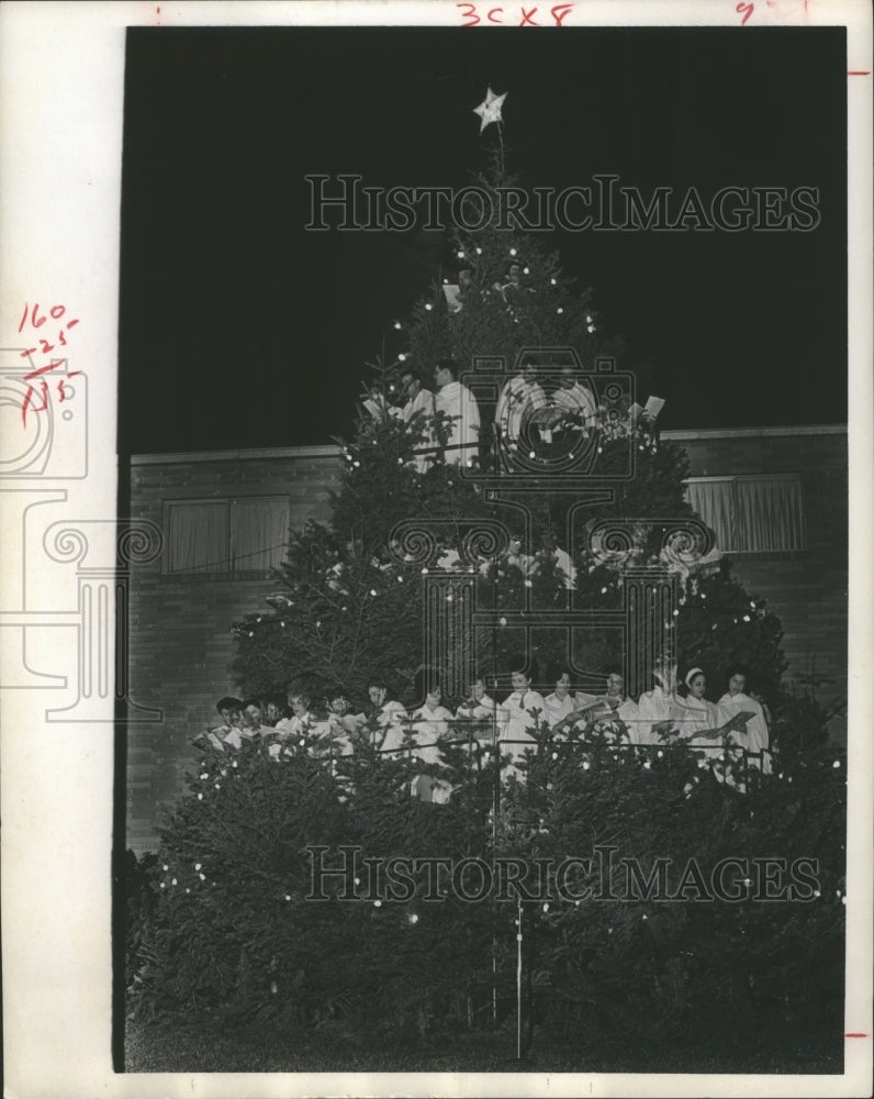 1967 Press Photo Christmas tree of Choir members at Evangelistic Temple- Historic Images