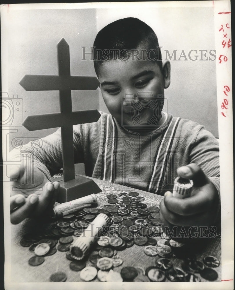 1968 Press Photo Little Rickie Lee Welch gives his money to Christmas seals