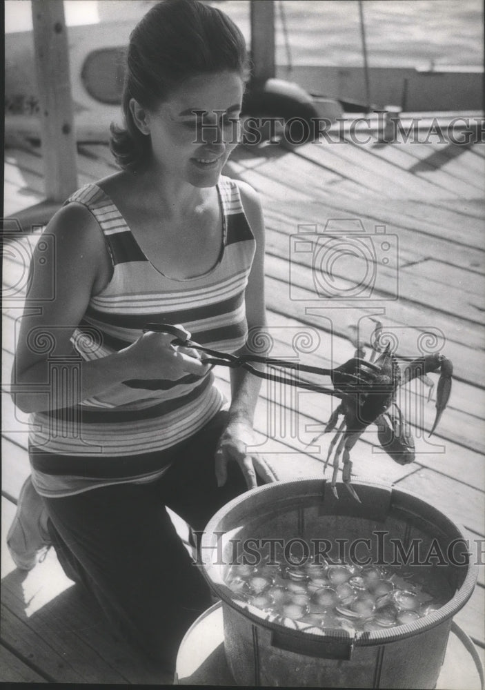 1971 Press Photo Mrs. Clara Evans Dumps Crabs In Ice Water To Cool Clawing Ardor