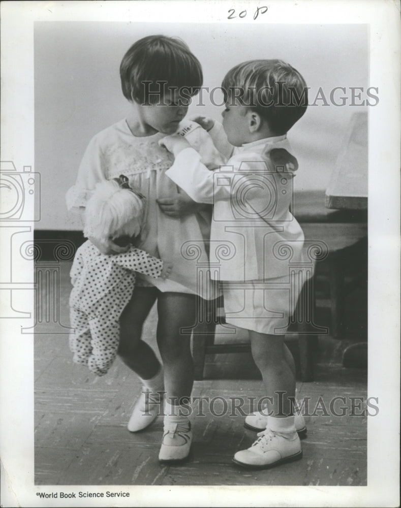 1968 Press Photo Children Showing Boy-Girl Relationship. - hca14957- Historic Images