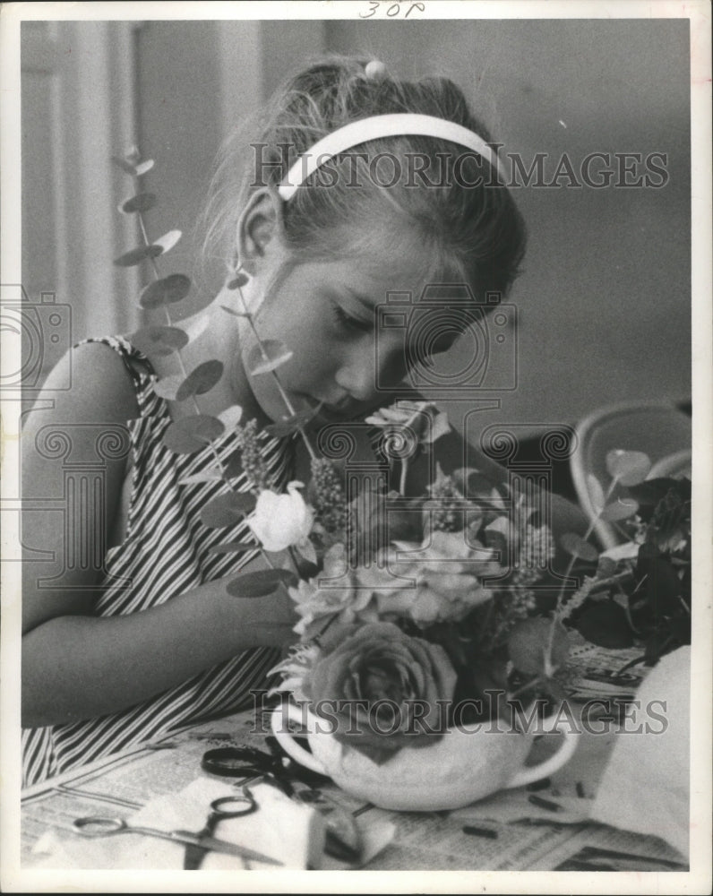 1968 Press Photo Pam Wagner enjoys bouquet of flowers - hca15166