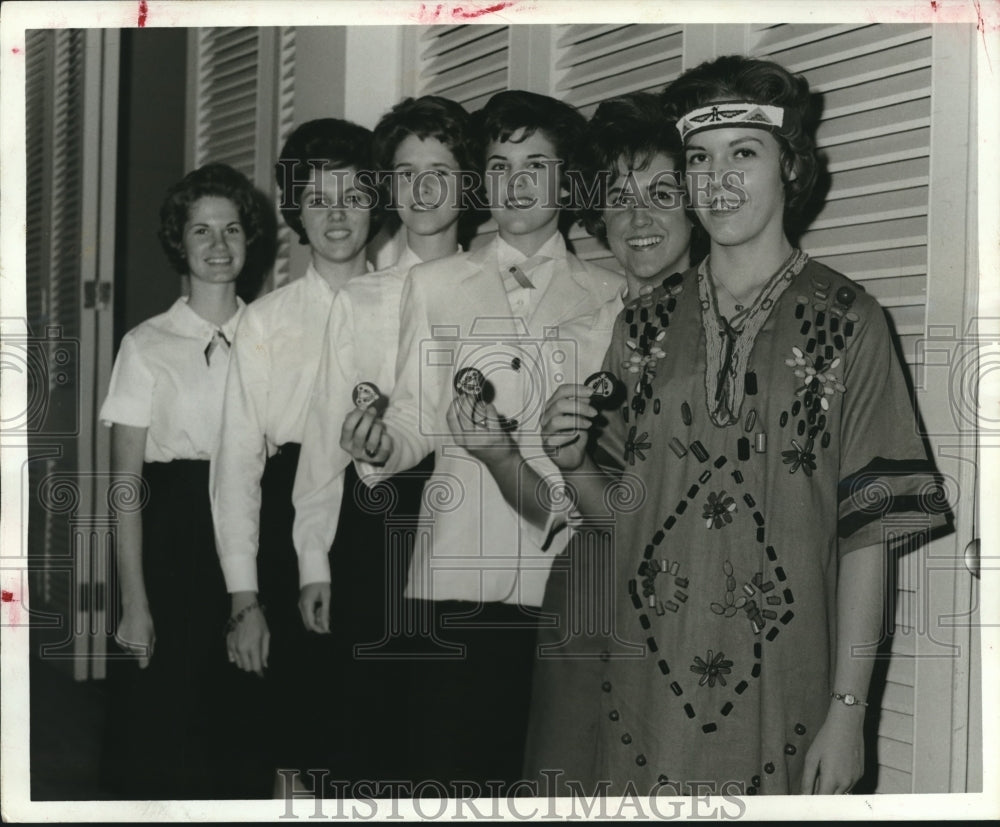 1963 Press Photo Southwest Area Camp Fire Girls From Houston Horizon Club, Award- Historic Images