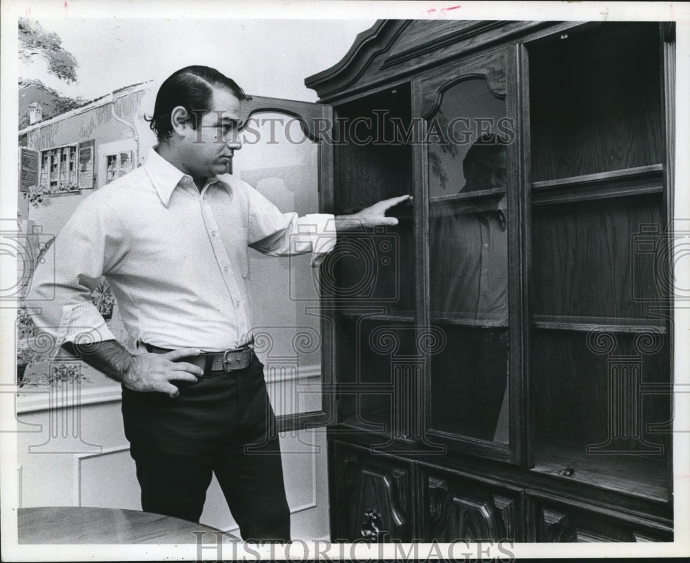 1975 Press Photo Eli Almaraz Looks At Empty China Cabinet After Burglary Houston