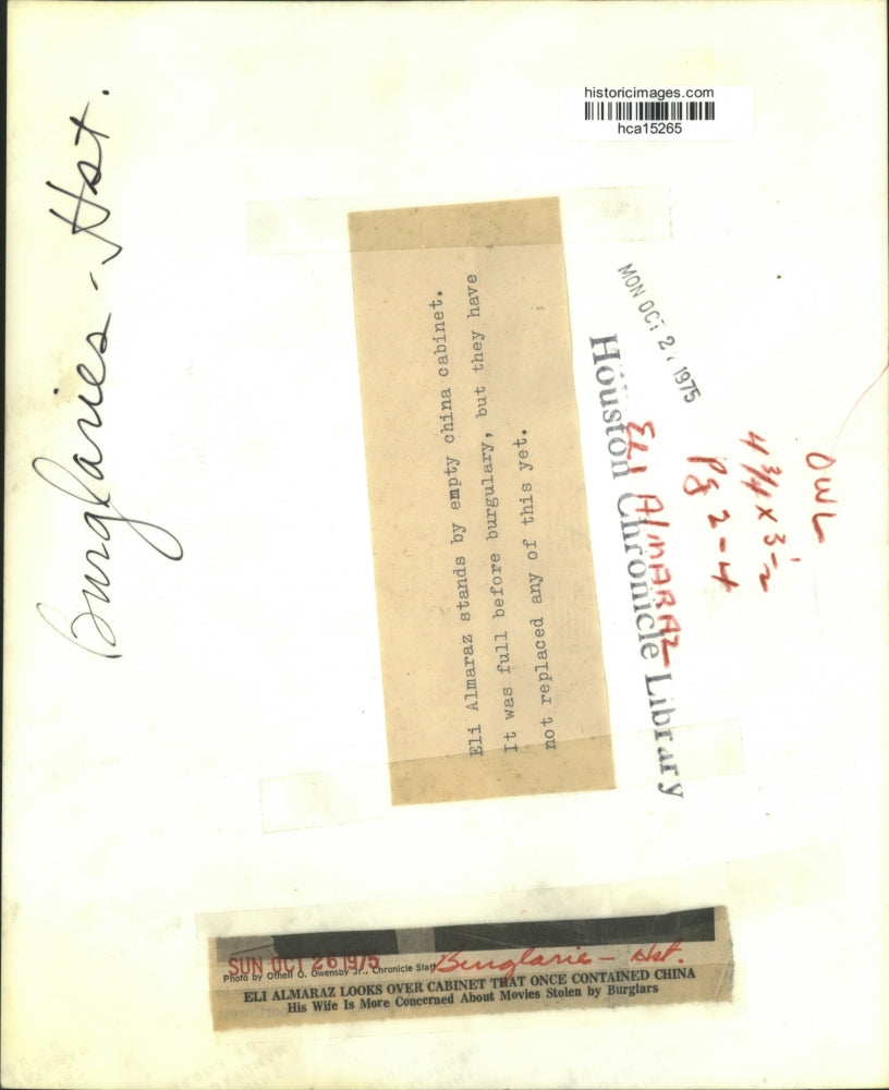 1975 Press Photo Eli Almaraz Looks At Empty China Cabinet After Burglary Houston