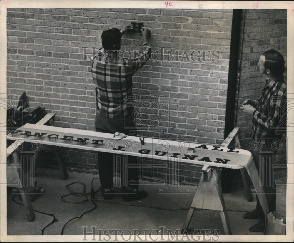 1973 Press Photo Workman Erect New Sign on Dorm at University of St. Thomas.