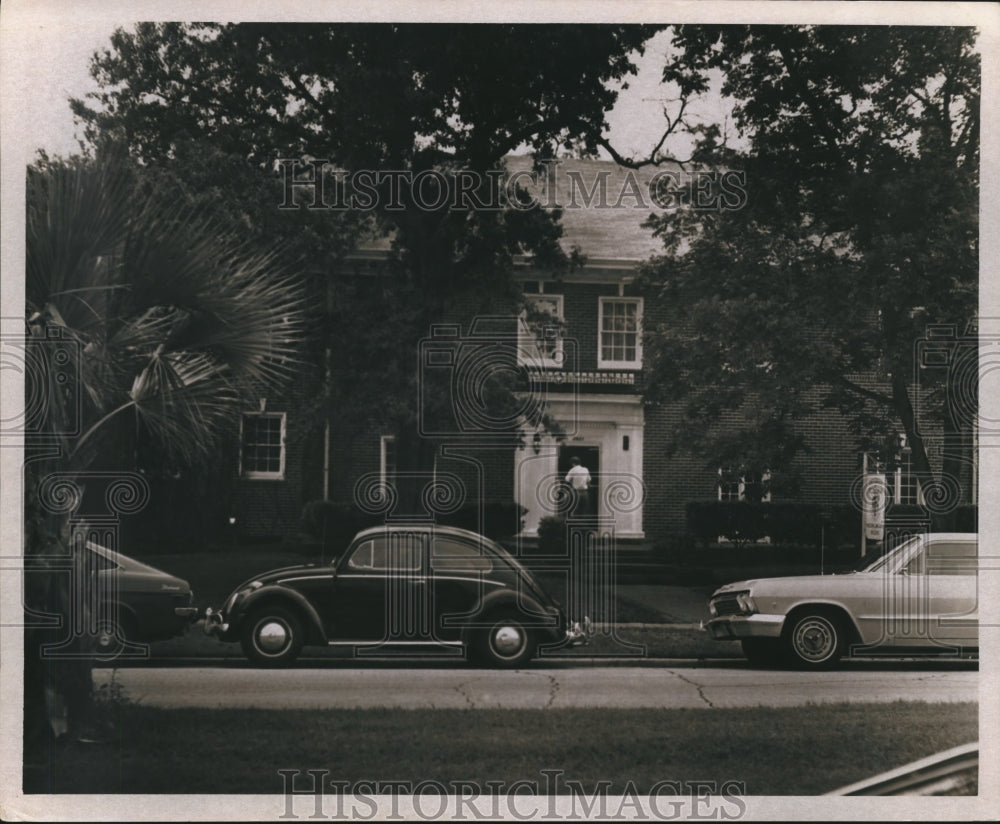 1971 Press Photo Cars at University of St. Thomas modern language building