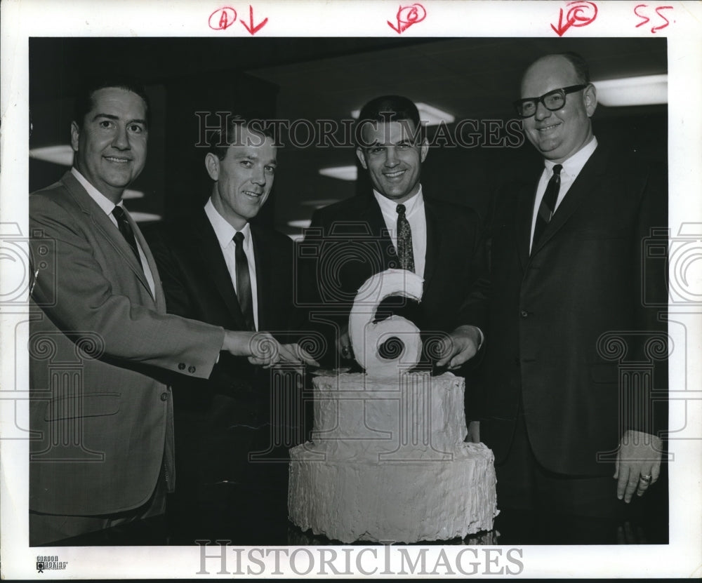 1967 Press Photo Promoted Continental Bank Officials Cut Cake For 6 Years.- Historic Images