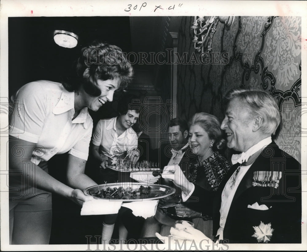1971 Press Photo Serving Danish hors d'oeuvres To Consular Corp. Ball Attendees.