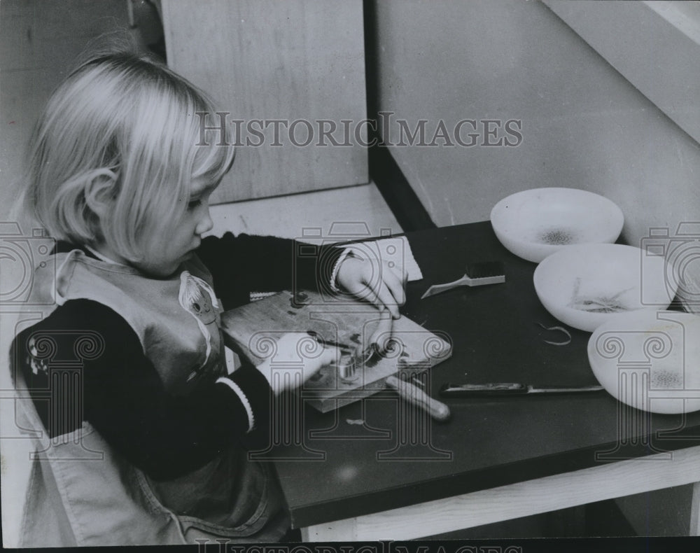 1968 Press Photo Child Learns To Handle Knife &amp; Scissors To Prevent Cuts.- Historic Images