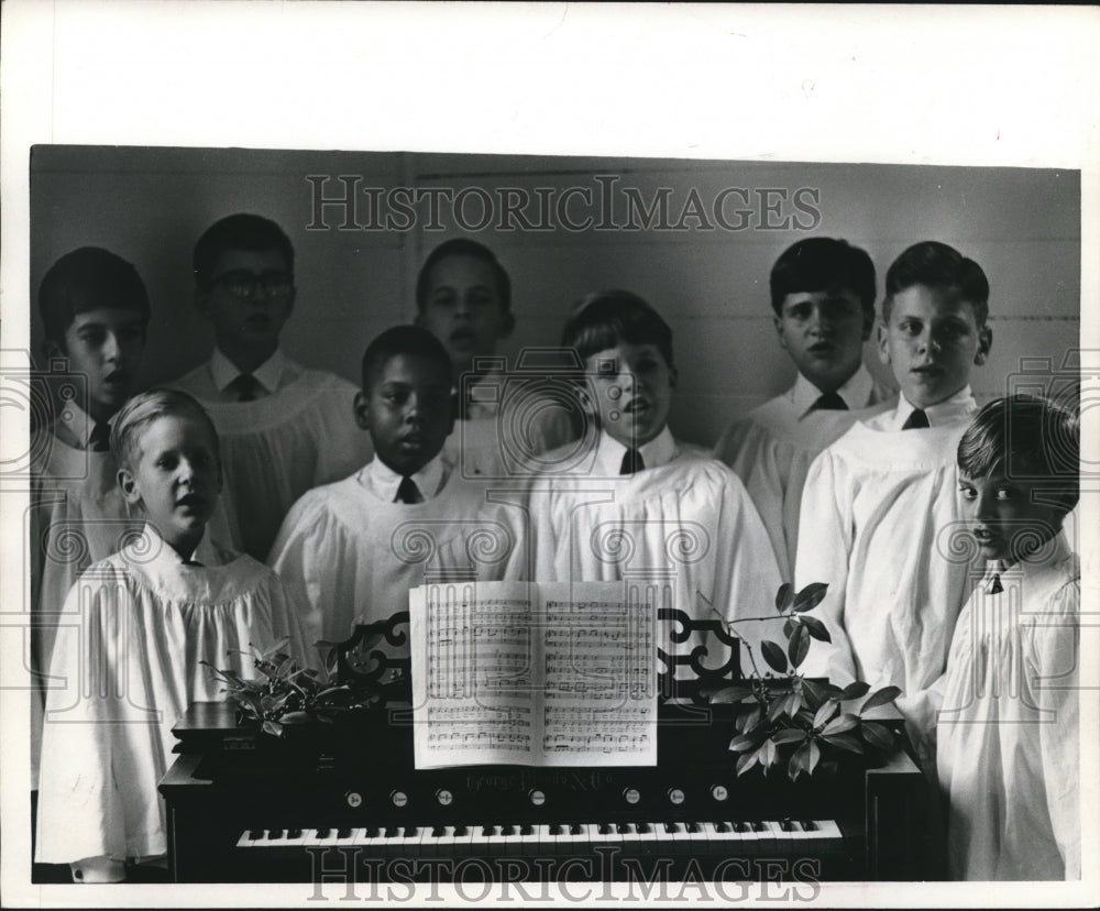 1969 Press Photo Children singing for Christmas candlelight tours - hca15652- Historic Images