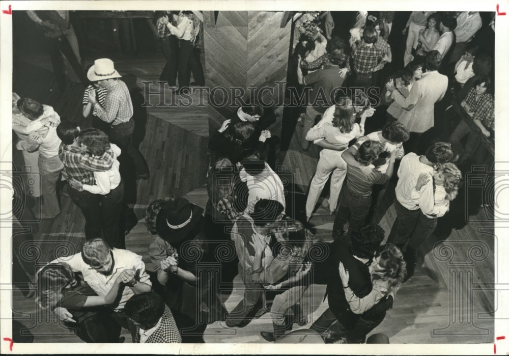 1982 Press Photo Eric Lawlor and couples dancing at Cowboys Club, Houston- Historic Images