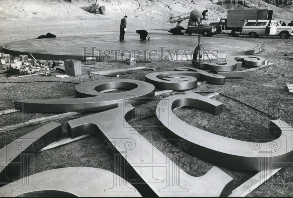 1967 Press Photo Workmen design huge medallion for Cougar - hca16261