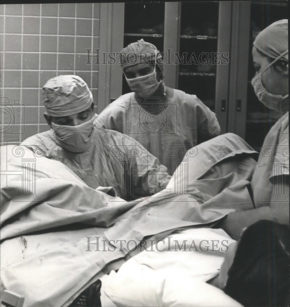 1968 Press Photo Childbirth obstetrician performs episiotomy at Jeff Davis Hosp.- Historic Images