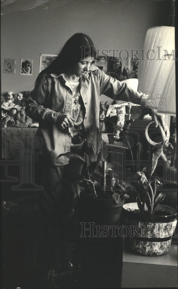 1976 Press Photo Lady Waters Plants Inside the Cullen Hall in Houston.