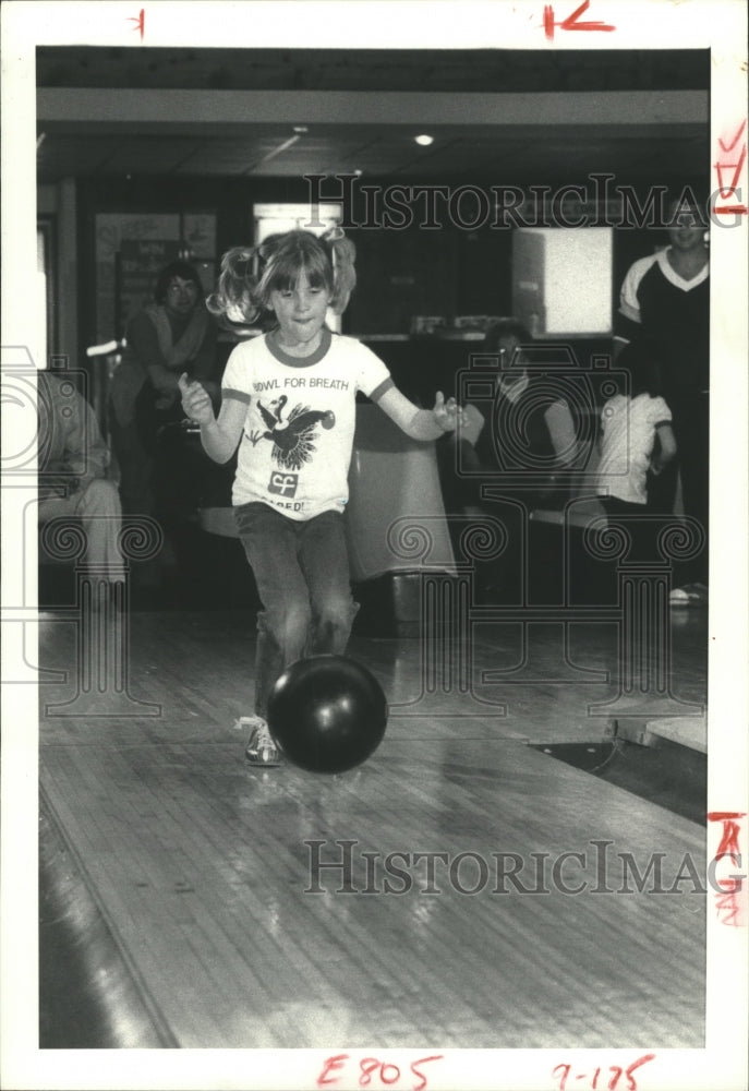 1980 Press Photo Poster Child Amber Rietdijk Bowls For Cystic Fibrosis, Houston.- Historic Images