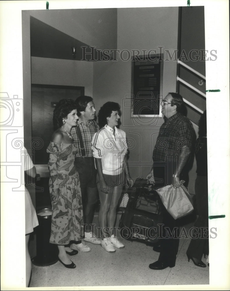 1985 Press Photo Actors with props at Country Playhouse, Houston - hca16727- Historic Images