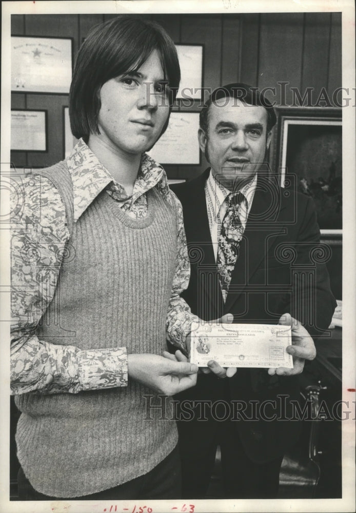1973 Press Photo Stephen P. Mahoney & Kenneth J. Wiesman Found Counterfeit Check