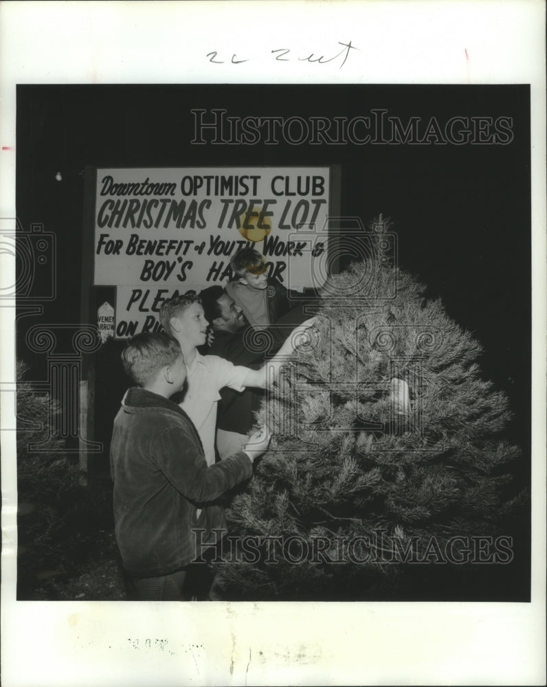 1970 Press Photo Houston Oiler Jerry LeVias &amp; Boys Pick A Christmas Tree.- Historic Images