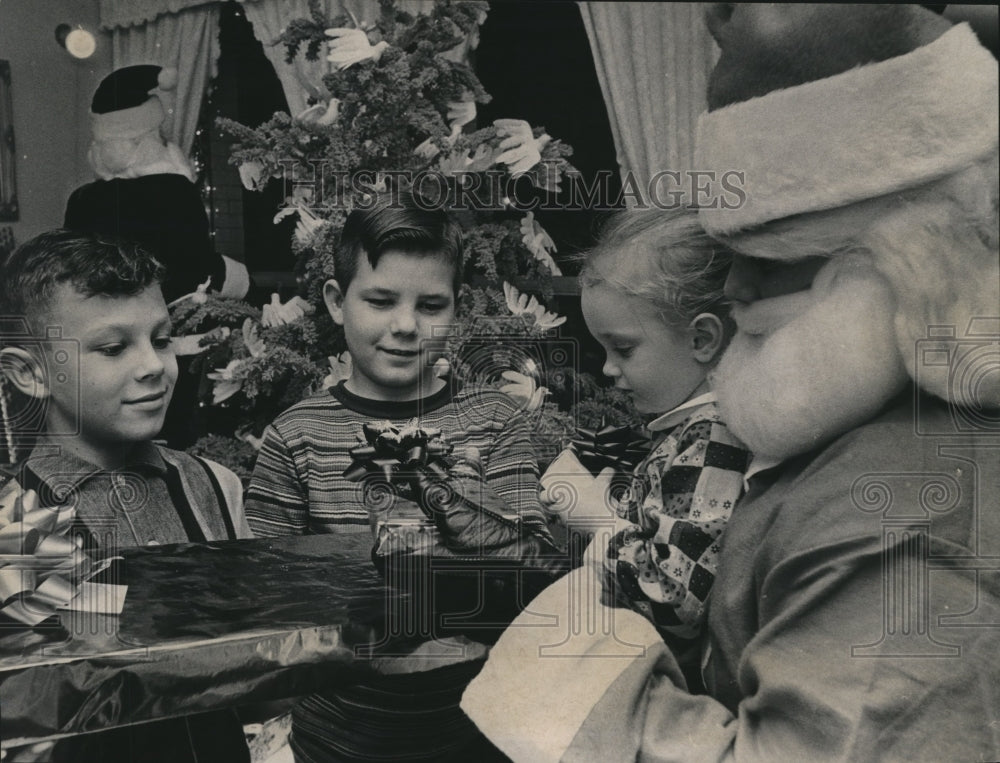 1967 Press Photo Santa Claus Passed Out Christmas Gifts In Houston To Kids.- Historic Images