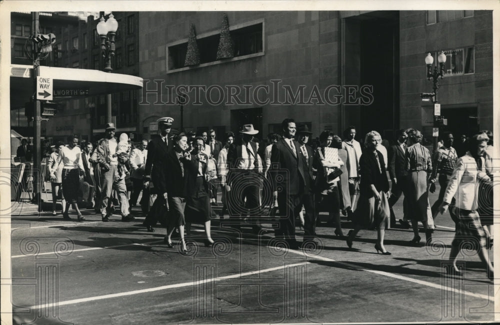 1958 Press Photo Crowd In Street At Christmastime in Houston. - hca17181