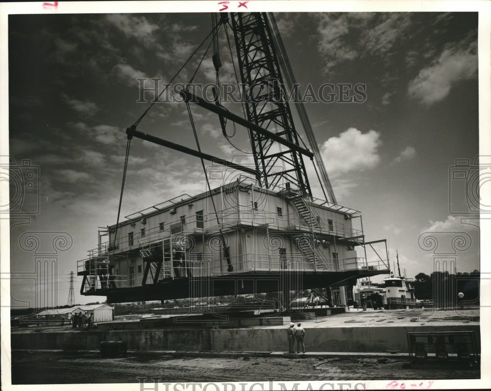 1972 Press Photo Placing Offshore Crew Quarters of Chevron Oil Co. of Houston.