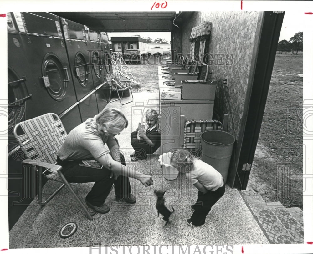 1980 Press Photo Karen Minor with daughters Jennifer and Leslie in Carlos, Texas