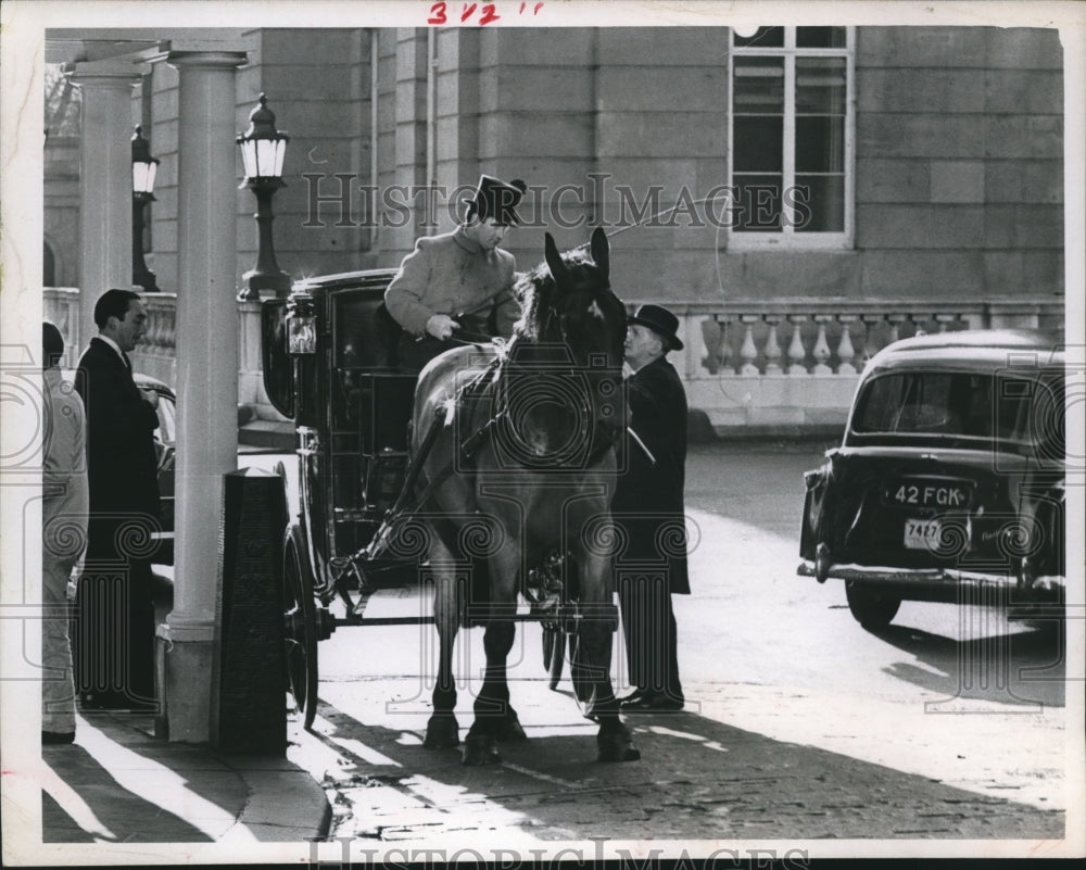 1968 Press Photo Gentleman arranges for a carriage - hca17246