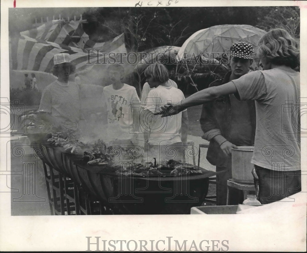 1971 Press Photo UH students barbecue at Earth Week - hca17329