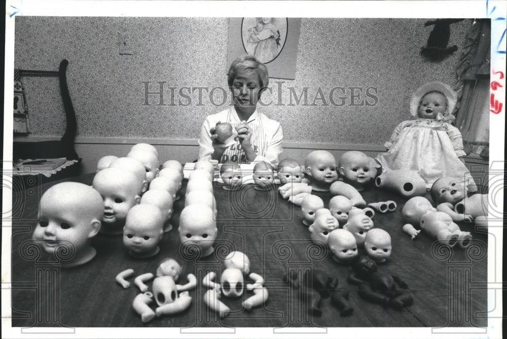 1979 Press Photo Dee Dee Aronson painting faces on dolls for Christmas- Historic Images